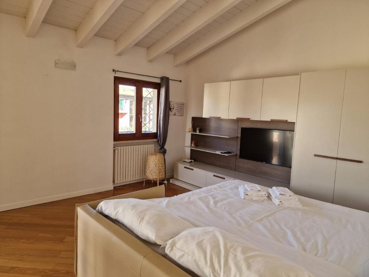 Vittoria Al Lago Apartment Desenzano del Garda Bagian luar foto